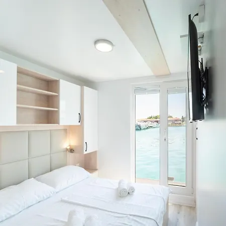 Dream Houseboat With Sea View And Hot Tub Botel 3*