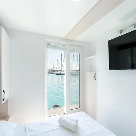 Botel Dream Houseboat With Sea View And Hot Tub